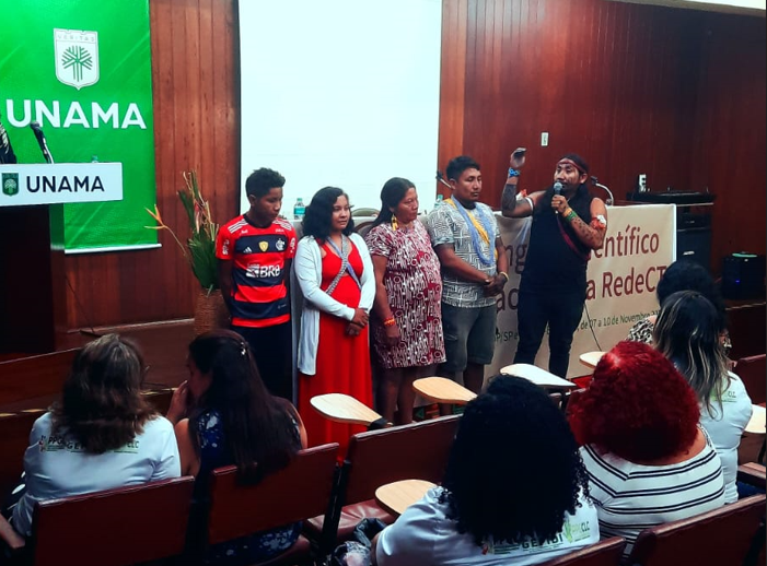 Momento da apresentação cultural da representação indígena Image